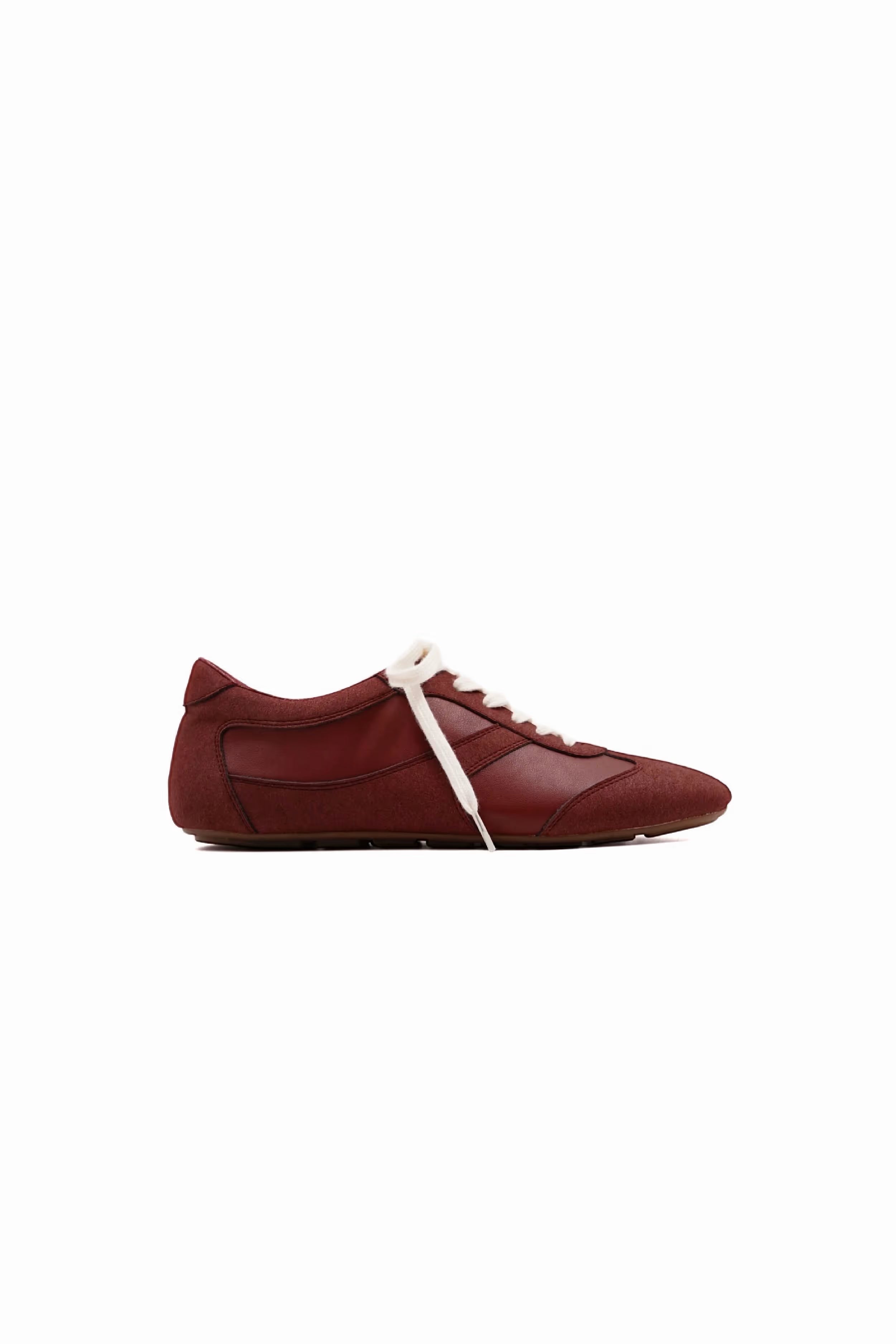 THE 25 FLAT SNEAKER